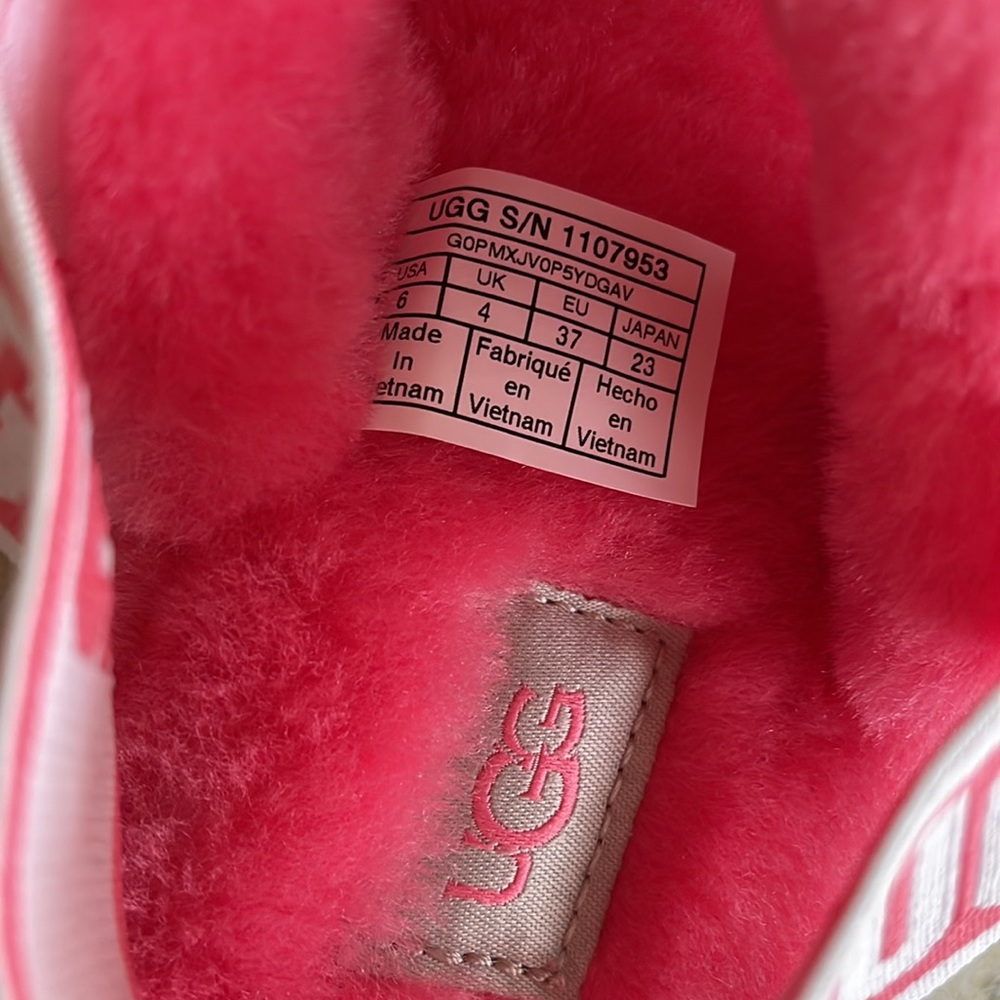 NWT UGG Slippers. - Picture 7 of 8